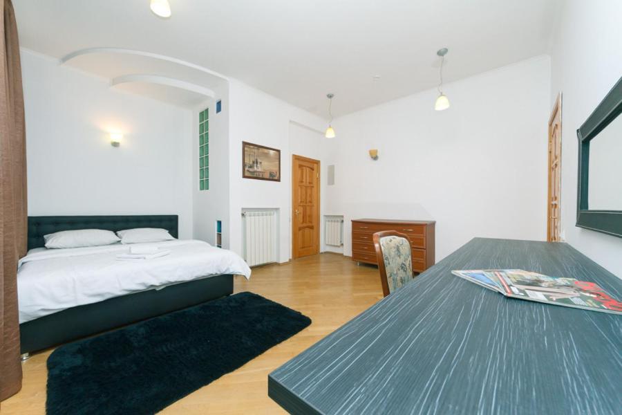 Apartment On Mala Zhytomyrska Street 17 Kiev Dış mekan fotoğraf